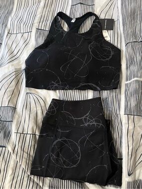 Uniqlo Black Printed Racerback Sports Bra & Leggings Set